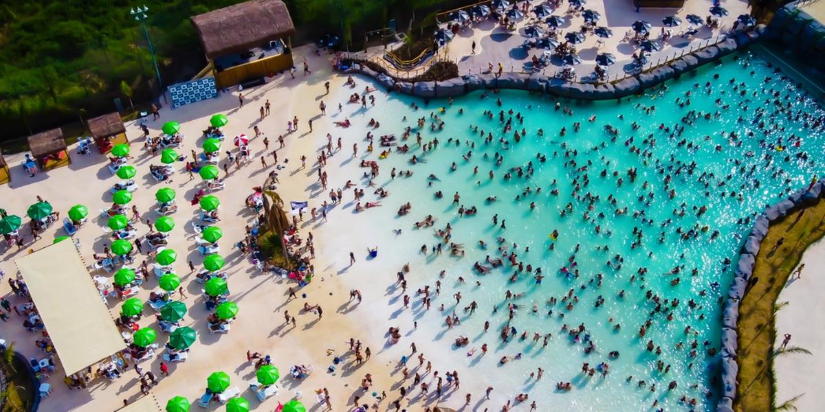 Além da Praia da Mata, destaca-se para esse público a Hot Island, uma piscina com cascata de três quedas e ofurôs com temperatura de até 36 graus (Thermas da Mata / divulgação)