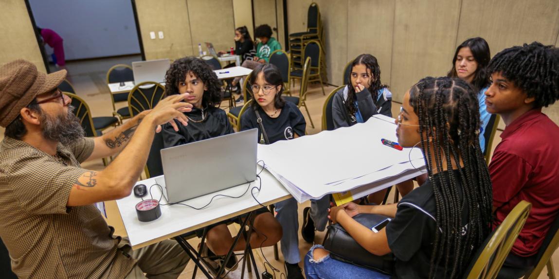 Divididos em grupos, eles participam dessa maratona de reflexões para apresentar ideias contra as mentiras que circulam na sociedade (Fábio Rodrigues-Pozzebom / Agência Brasil)