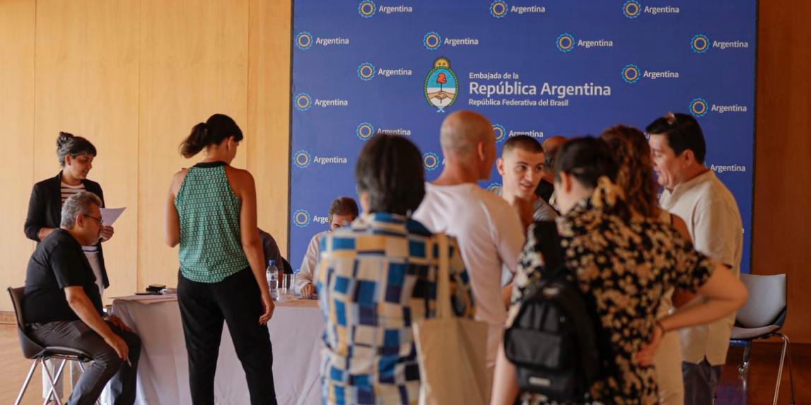 Cerca de 23 mil cidadãos argentinos estão habilitados a votar na embaixada e nos 10 consulados do país vizinho no Brasil (Joédson Alves / Agência Brasil)