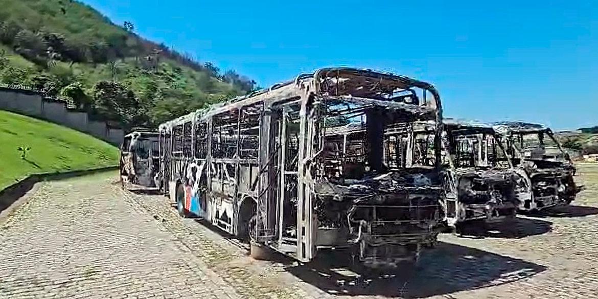 Onda de violência na zona oeste do Rio deixou dezenas de ônibus queimados (Rio Ônibus)