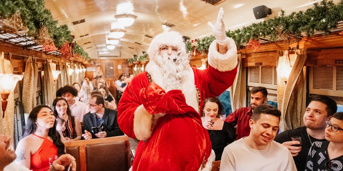 Com duração aproximada de 3h30, o "Natal Sobre Trilhos" abrange toda a experiência a bordo da Maria Fumaça, transfer, degustação de prato típico e vinhos, espumante e suco de uva, produzidos na região (Zeto Teloken)