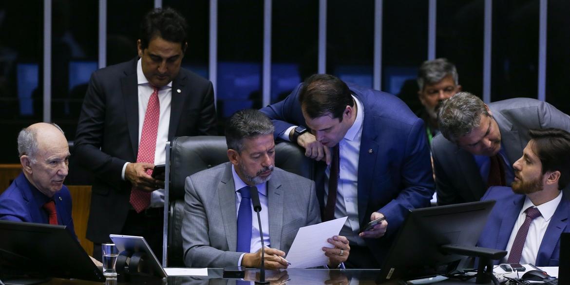 Deputado Arthur Lira durante  sessão que votou o projeto de tributação de investimentos de pessoas físicas no exterior (Lula Marques/ Agência Brasil)