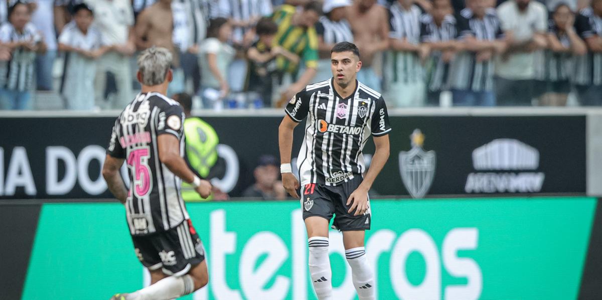 Volante sentiu dores no joelho no clássico contra o Cruzeiro, no último domingo (22) (Pedro Souza/ Atlético)