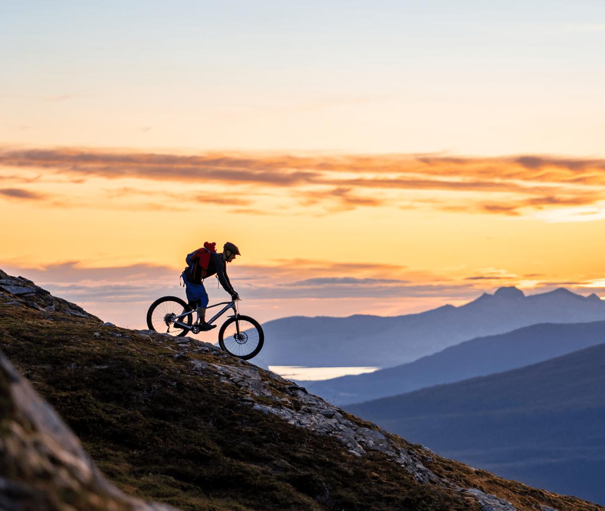 Caminhadas e ciclismo nas montanhas (Simon Fosseheim / Visit Helgeland)