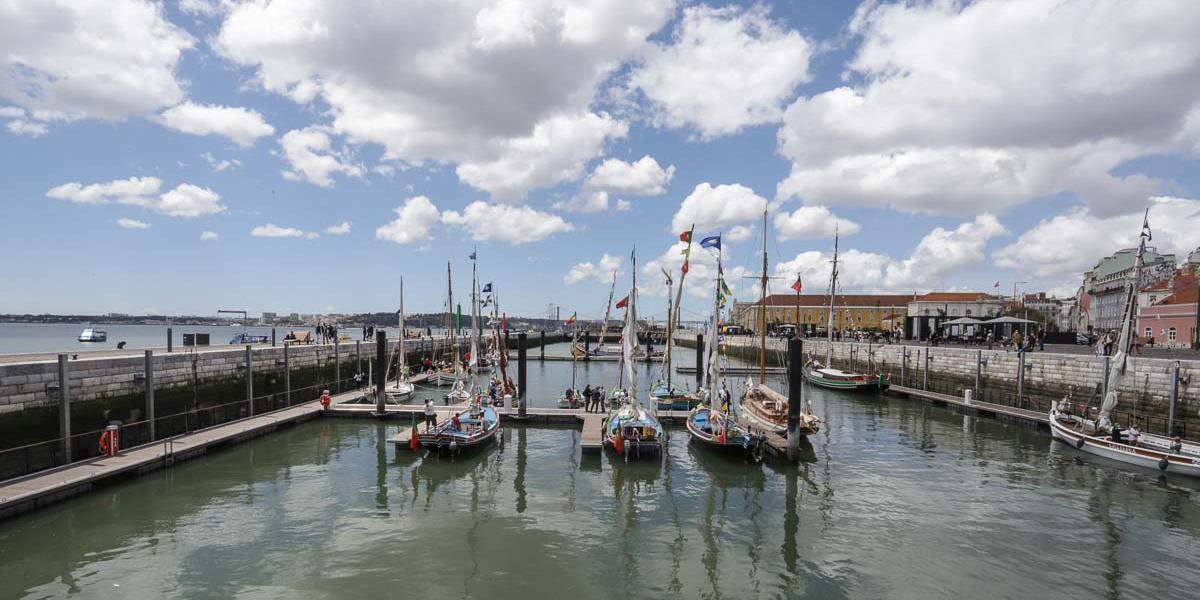 Todos os dias, das 9 às 20 horas, embarcações tradicionais como "catraios", "varinos" e "muletas" levam passageiros a descobrirem o Rio Tejo e suas margens, com direito ainda, dependendo do horário, a admirarem o pôr do sol (Turismo Lisboa / divulgação)