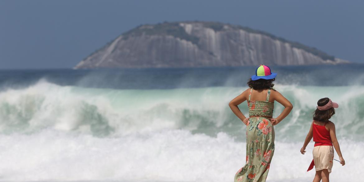 Nesse domingo, mar invadiu calçadão e ruas da zona sul (Tânia Rêgo/Agência Brasil)