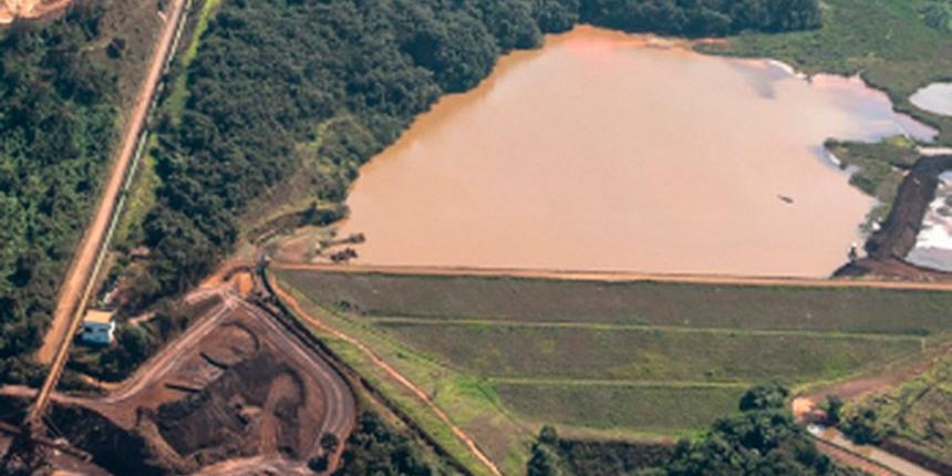 Barragem que rompeu em Brumadinho era construída em degraus feitos com o próprio rejeito sobre o dique inicial (Reprodução / Agência Senado)