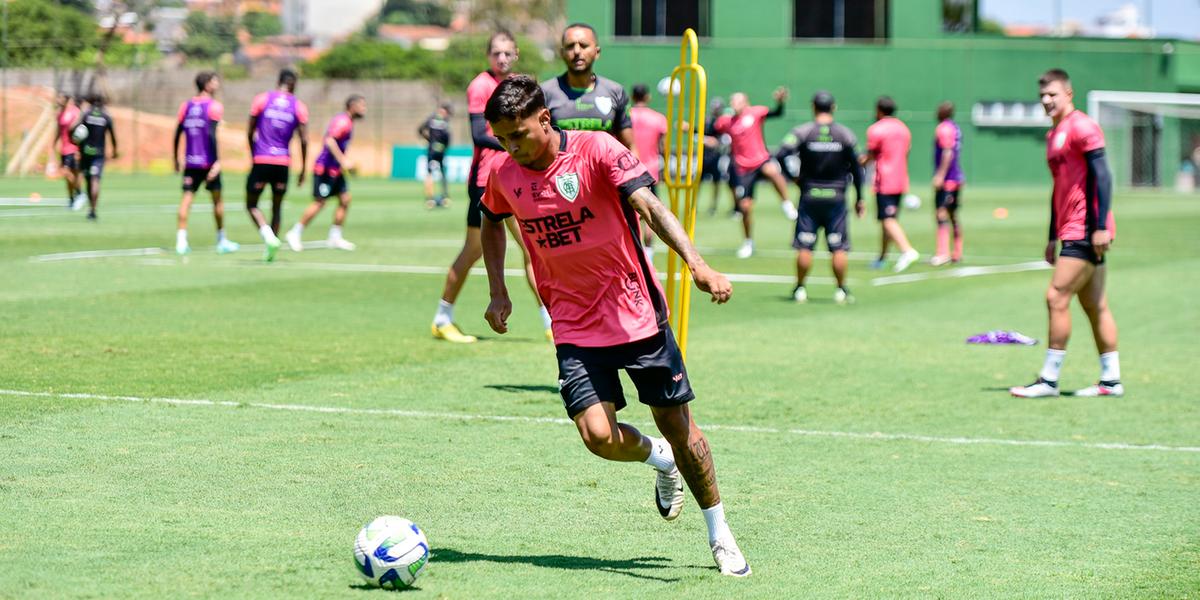 O atacante Carlos Matheus, da base do Coelho, participou das atividades realizadas no CT Lanna Drummond (Mourão Panda / América)