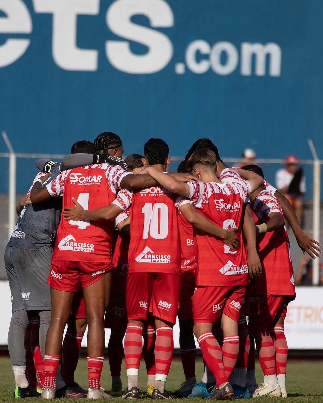 Equipe do Guarani, de Divinopolis, se concentrando antes do duelo contra o Mamoré (Pedro Gontijo/ Guarani)