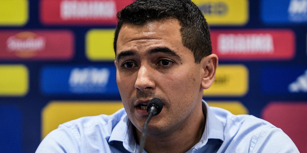 Pedro Martins, diretor de futebol do Cruzeiro, discursou antes da entrevista coletiva de Paulo Autuori (Gustavo Aleixo/Cruzeiro)