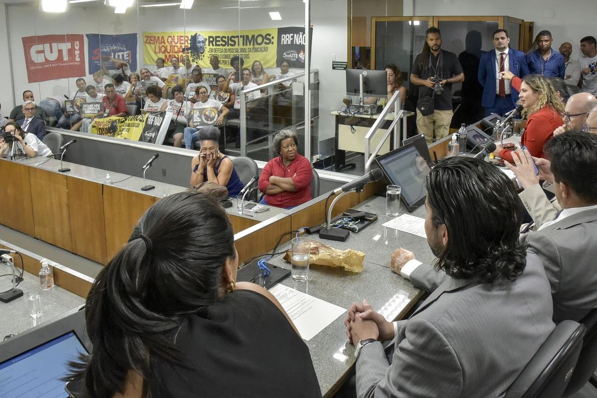 Reunião realizada após uma audiência pública de 5 horas e meia de duração teve participação de sindicalistas e de representantes do governo (Willian Dias / ALMG)