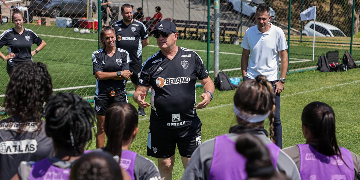 Felipão conversando com o elenco feminino do Galo antes da final do Mineiro 2023 (Pedro Souza / Atlético)