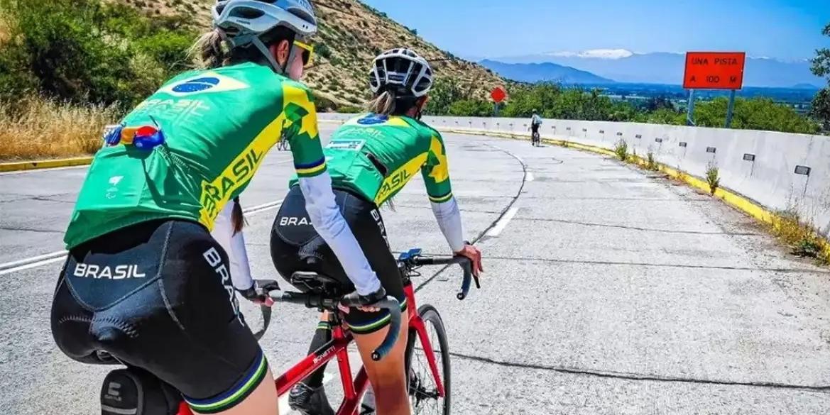 Bianca Canovas e a guia Nicole Borges conquistaram medalha de ouro no ciclismo de estrada, no Parapan, realizado no Chile (Reprodução Instagram/Nicole Borges)