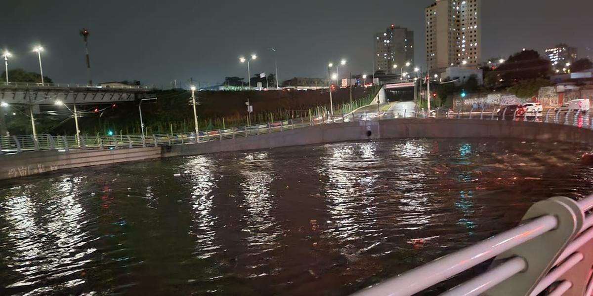 Avenida Vilarinho, em Venda Nova, chegou a ser interditada, mas a Bacia de detenção conteve o grande volume de água. (Defesa Civil/Divulgação)