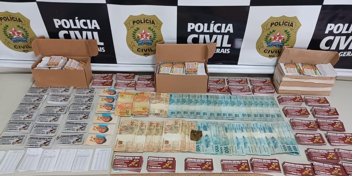 Durante a ação foram apreendidos mais de R$ 6 mil, seis caixas de cartões de empréstimo, celulares, notebooks e uma porção de maconha (Divulgação / PCMG)