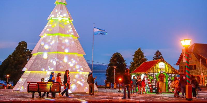 As festas de fim de ano começam nesse mesmo dia, com a iluminação de uma árvore de Natal com cerca de dez metros de altura, no Centro Cívico (Emprotur /Bariloche)