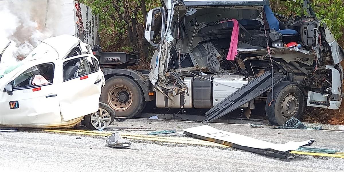 O motorista da carreta foi socorrido com vida e transportado pelo Samu até o hospital mais próximo (Divulgação / CBMMG)