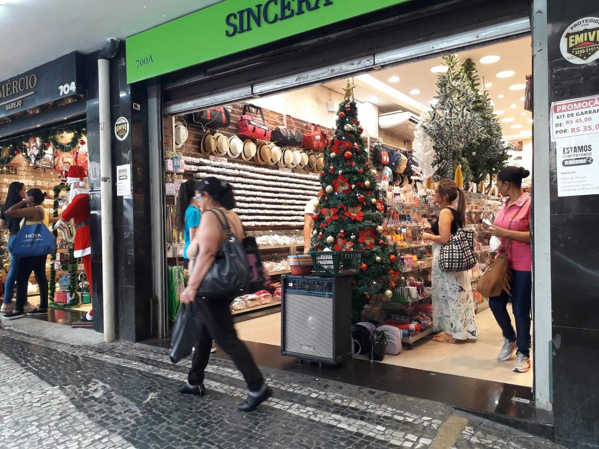 Lojas já estão enfeitadas esperando pelos clientes (Maurício Vieira / Hoje em Dia)