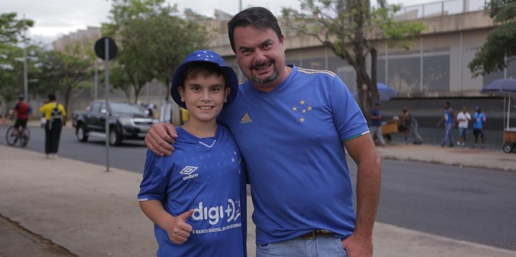 Júlio Vilaça e o filho Bernardo foram ao Mineirão apoiar o time celeste (Fernando Michel)