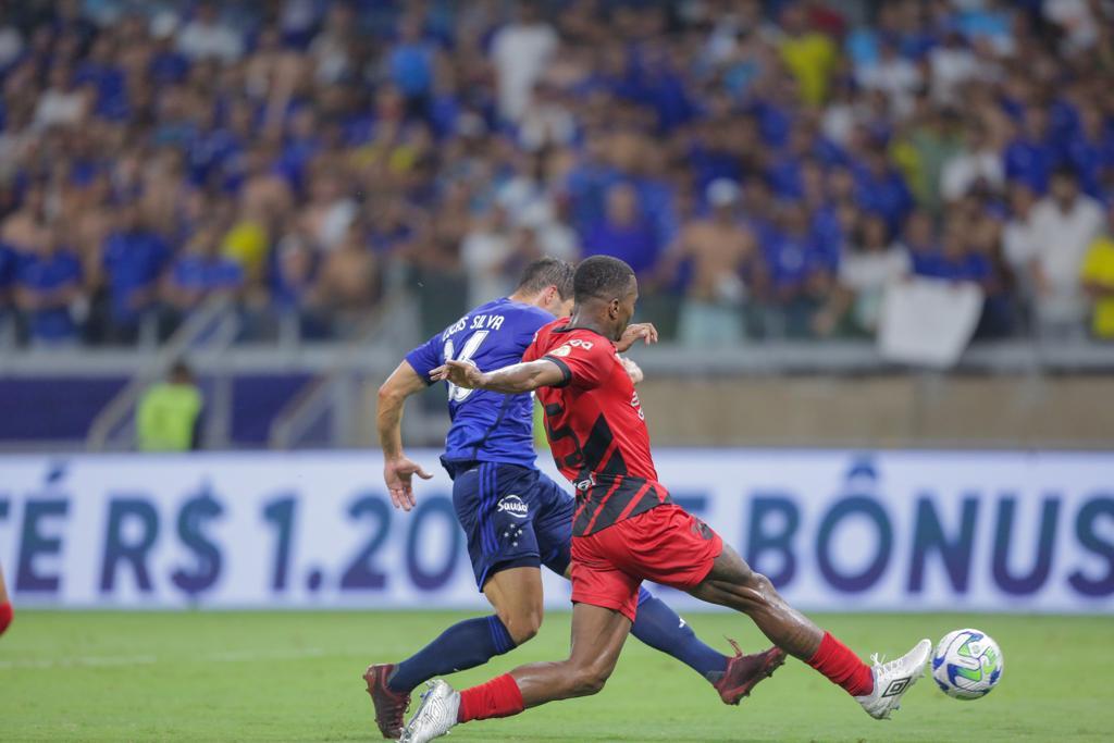 Cruzeiro desperdiça pênalti, domina o Furacão, mas fica só no empate no  Mineirão