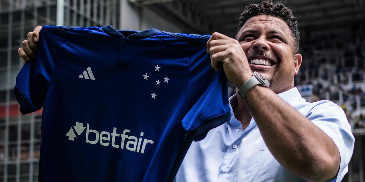 Ronaldo celebra permanência do Cruzeiro na série A (Gustavo Aleixo /Cruzeiro)