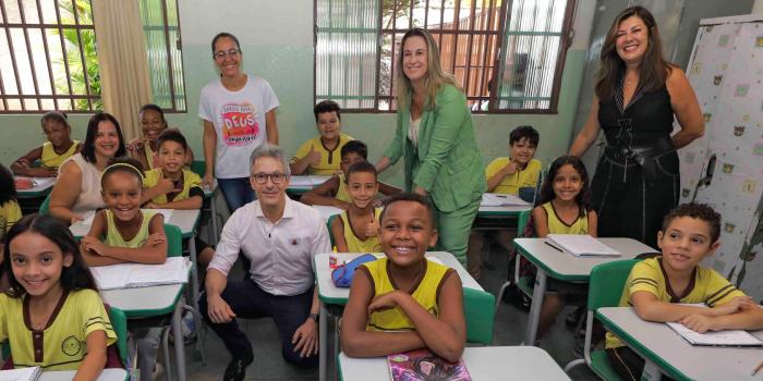 Governador Romeu Zema vistoriou a implementação do sistema wi-fi na Escola Estadual Padre Lebret, no bairro São João Batista, região de Venda Nova, em BH (Dirceu Aurélio / Imprensa MG)