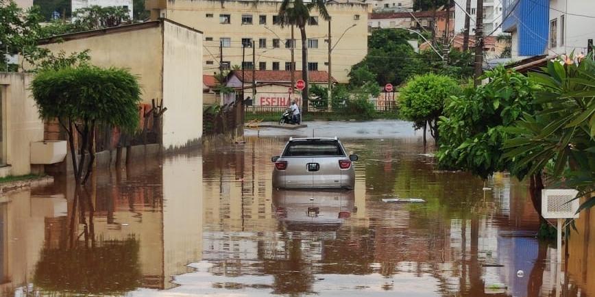 Um carro ficou ilhado na rua Amélia Carolina no Bairro Antônio Caixeta. Os ocupantes conseguiram sair do carro e aguardar em local seguro até a chegada do reboque. (divulgação / CBMMG)