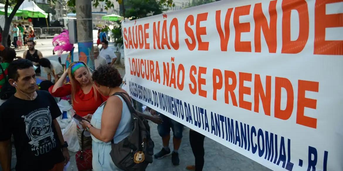 Profissionais da saúde, pacientes e familiares protestam contra a política de saúde mental no Dia Nacional da Luta Antimanicomial (Fernando Frazão/Agência Brasil)