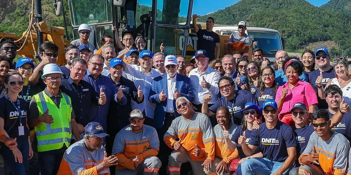 15.12.2023 - Presidente da República, Luiz Inácio Lula da Silva, posa para fotografia com trabalhadores, durante visita às obra do Contorno Rodoviário do Mestre Álvaro, no Contorno Rodoviário do Mestre Álvaro (Ricardo Stuckert / PR)