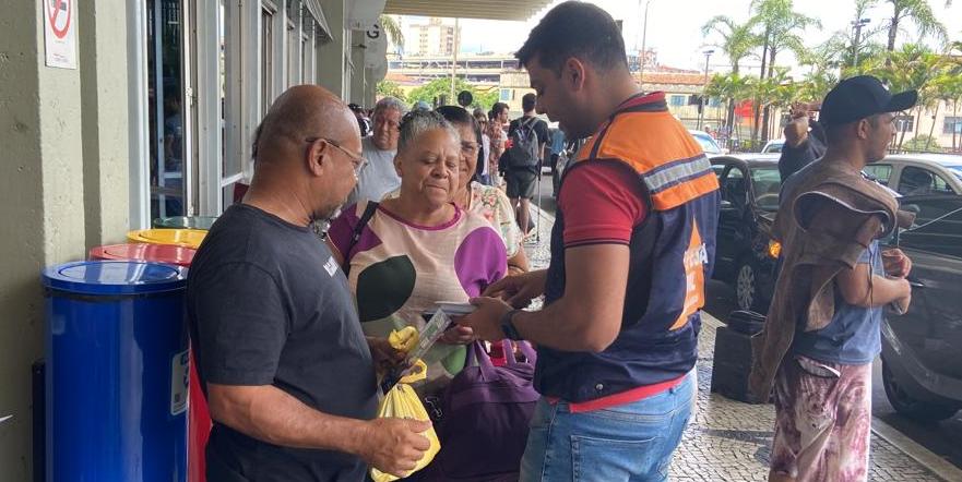 Passageiros são orientados pela Defesa Civil na rodoviária de BH (Fernando Michel / Hoje em Dia)