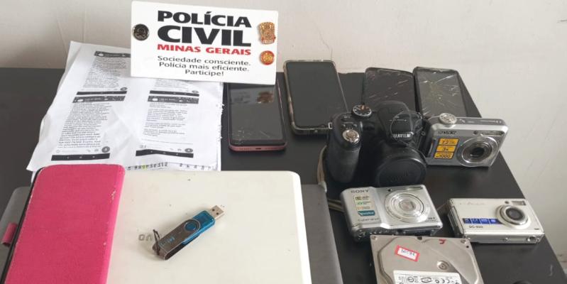 Policiais apreenderam cinco aparelhos celulares, quatro câmeras fotográficas, dois notebooks, HD, pen drive e vários documentos relacionados com o crime (Divulgação/ PCMG)