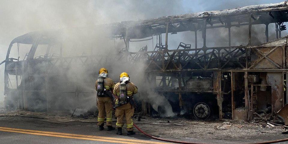 De acordo com o motorista, todos os passageiros juntamente com suas bagagens desceram em segurança antes que o incêndio se alastrasse (Divulgação / CBMMG)