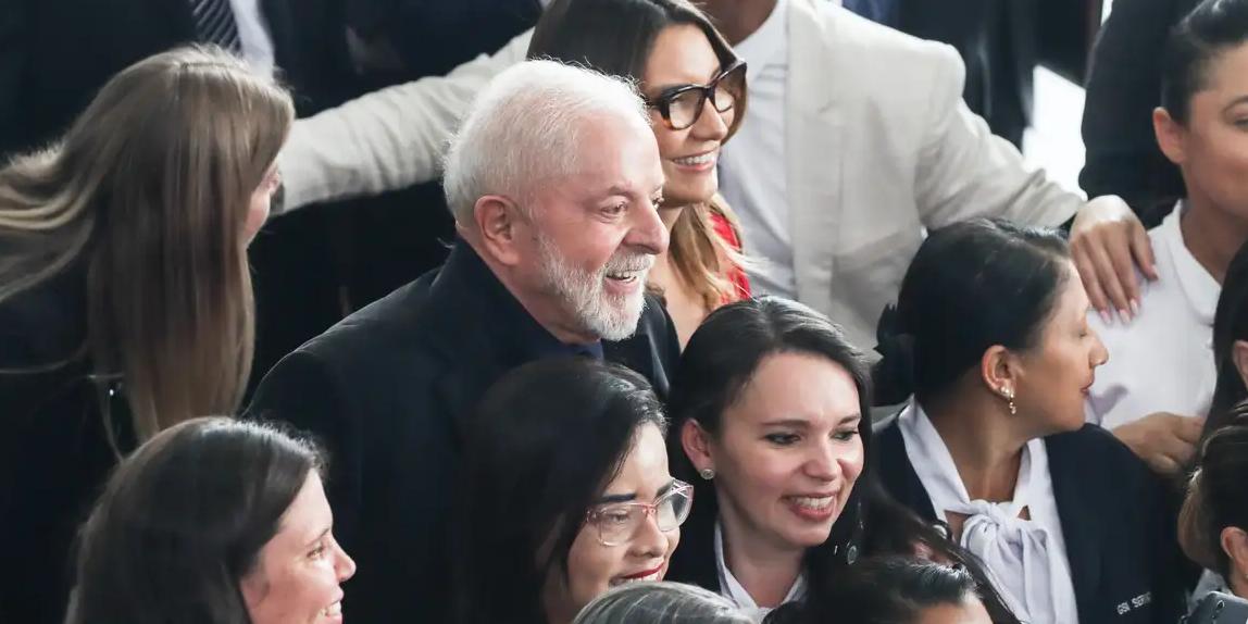 Lula acrescentou que 2023 foi o ano de recuperar o país, “arar a terra, adubar, colocar a semente, cobri-la com a terra e regar. Tudo que a gente sonhar vai brotar”, disse no discurso (Valter Campanato / Agência Brasil)