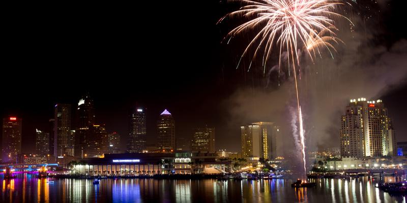 A Yacht Star Ship apresenta o New Year´s Eve Fireworks Cruise, um evento com tudo incluído para adultos acima dos 21 anos (Visit Tampa Bay / divulgação)