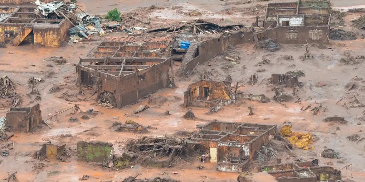 Área afetada pelo rompimento de barragem no distrito de Bento Rodrigues, zona rural de Mariana, em Minas Gerais (Antonio Cruz/Agência Brasil)