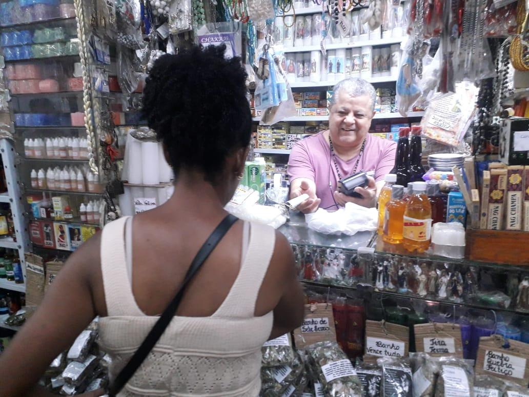 Evandro é dono de loja de ervas no Mercado Central há 49 anos (Maurício Vieira / Hoje em Dia)