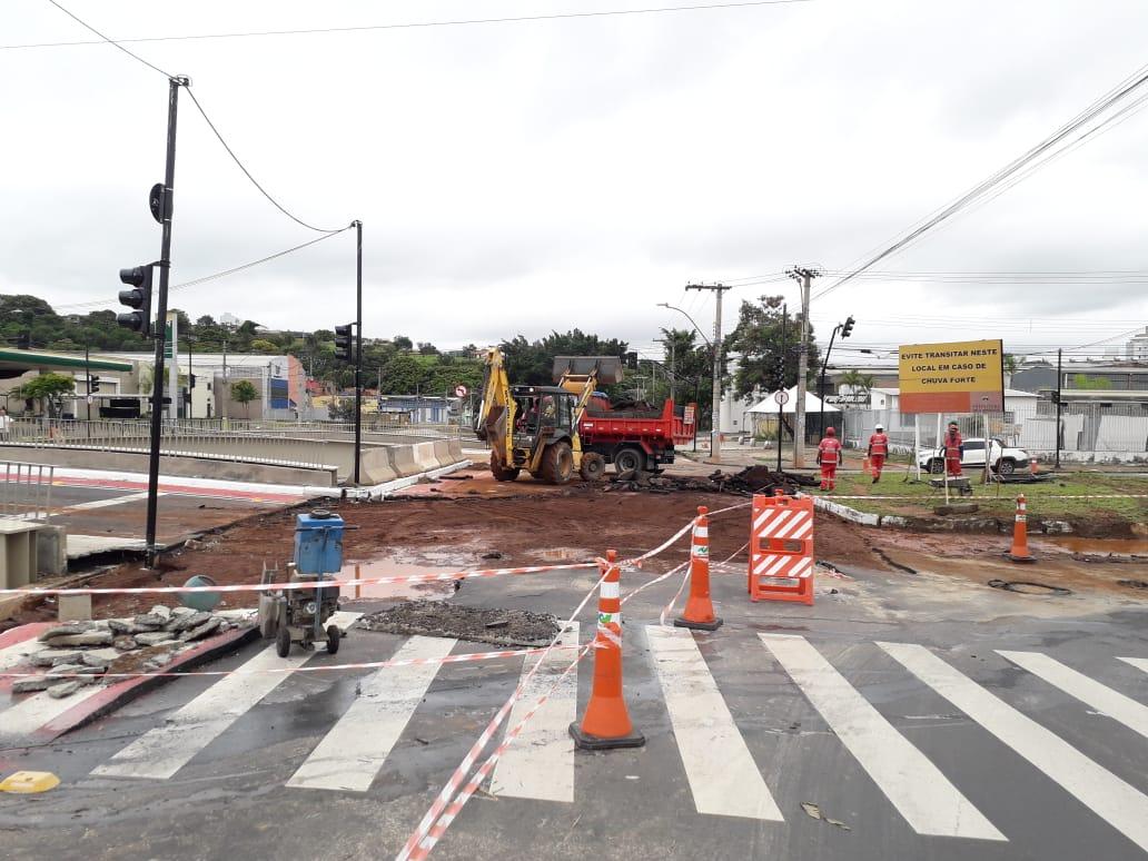 Asfalto ficou destruído na avenida Heráclito Mourão de Miranda, na Pampulha (Maurício Vieira)