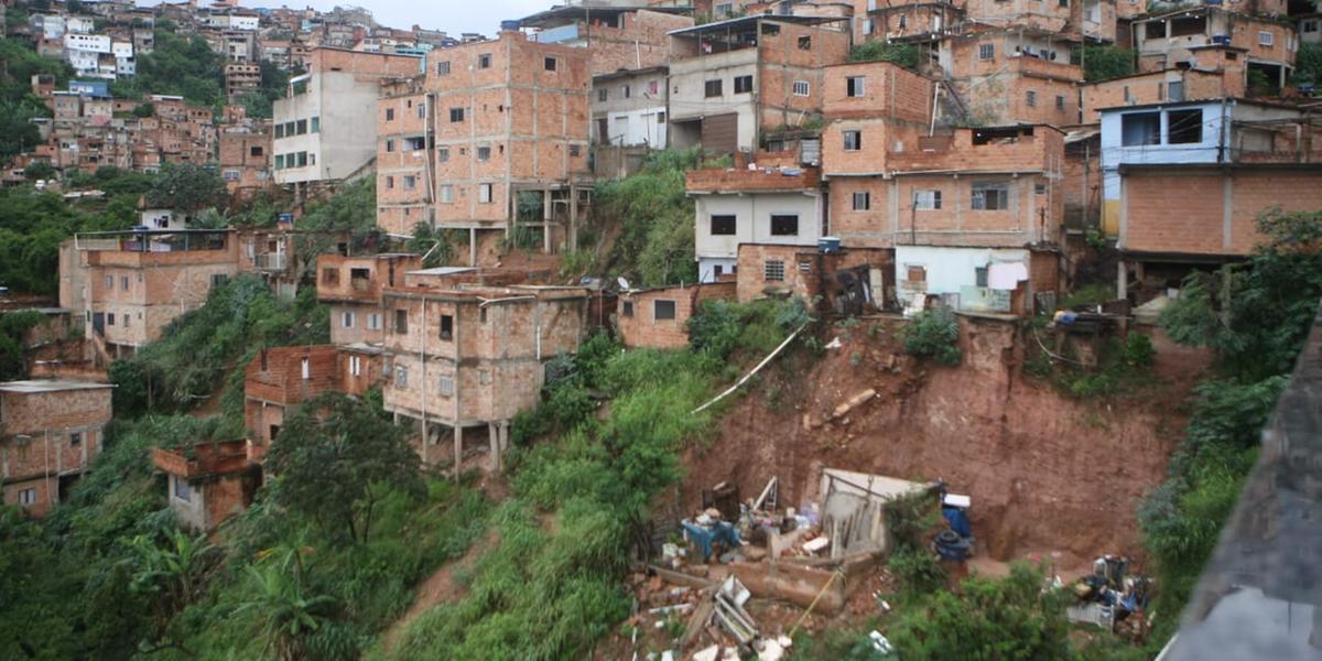 Atualmente, BH tem mais de mil edificações em áreas de risco geológico “alto”, como nas vilas e favelas da região Centro-Sul de BH (Maurício Vieira)