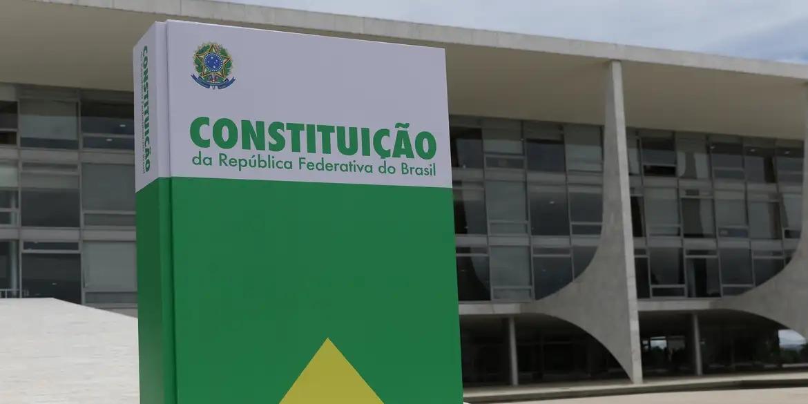 Réplica da Constituição Brasileira é instalada em frente ao Congresso Nacional, Palácio do Planalto e STF (José Cruz/Agência Brasil)