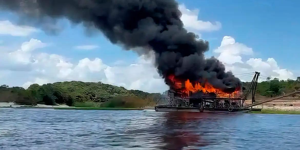 Polícia Federal e IPAAM realizam a Operação A Praia é Nossa, com o objetivo de prevenir e reprimir a extração ilegal ouro e areia no Amazonas (Polícia Federal/Divulgação)