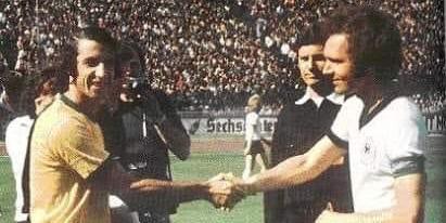 Piazza, mineiro de Ribeirão das Neves, cumprimentando Beckenbauer antes do jogo entre Alemanha e Brasil em 1973 (Reprodução/ Redes Sociais)