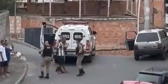 Homem teria tentado fugir de carro e tomar a arma de um militar durante a abordagem (Reprodução Redes Sociais)