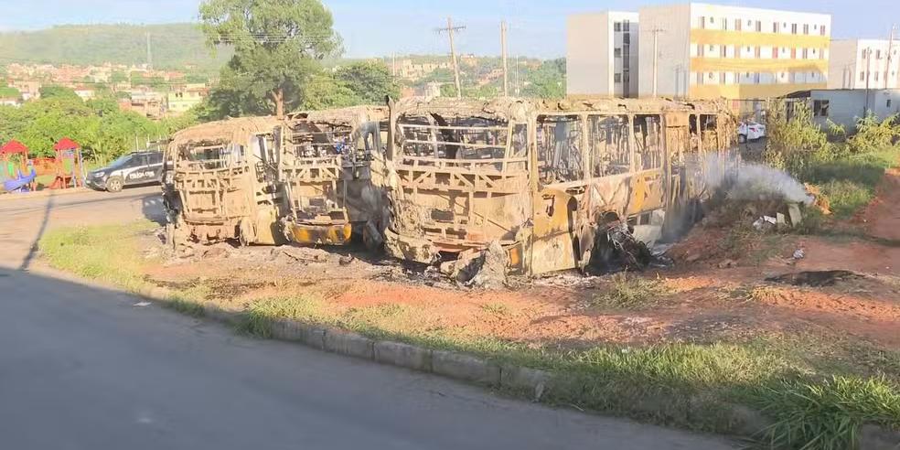 Carcaças dos ônibus incendiados (Reprodução TV Globo)