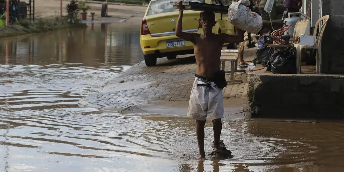 Chuvas causaram estragos a moradores de Belford Roxo, na Baixada Fluminense, que teve diversos pontos de alagamentos (Fernando Frazão/Agência Brasil)