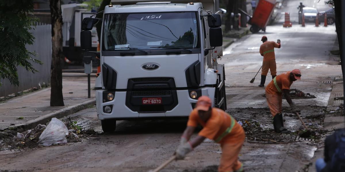 Caminhão com caçamba dá suporte à garis na limpeza da rua Joaquim Murtinho, no Santo Antônio (Fernando Michel/Hoje em Dia)