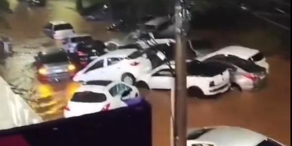 Enxurrada provocou engavetamento de carros na rua Michel Jeha (Reprodução Redes Sociais)