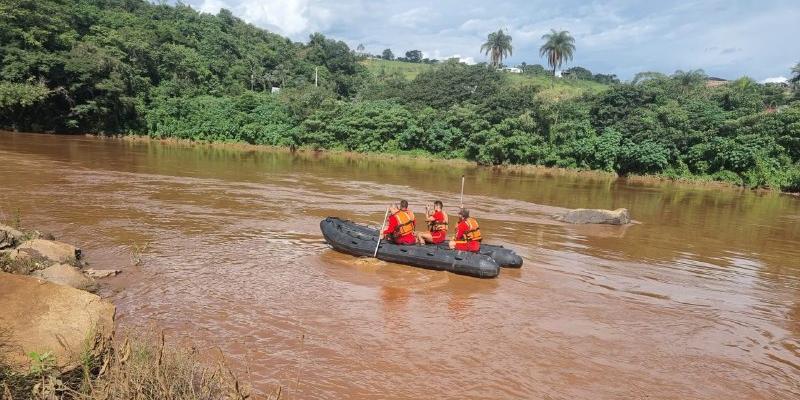 Bombeiros procuram pelo homem no Rio Paraopeba, em Brumadinho (Divulgação / CBMMG)