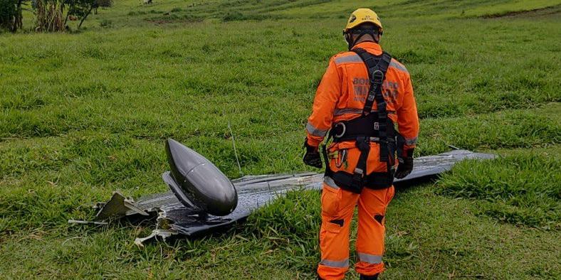 Bombeiro próximo a destroços do avião monomotor que caiu em Itapeva, no Sul de Minas (Divulgação / CBMMG)