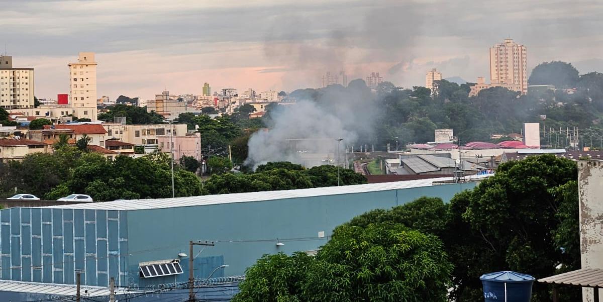 A fumaça pode ser vista de vários pontos da região Oeste e do centro da cidade (Redes sociais)