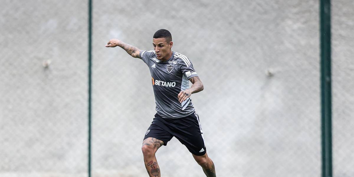 Guilherme Arana voltou a treinar com o elenco do Atlético nesta quarta-feira (31) na Cidade do Galo (Pedro Souza/ Atlético)